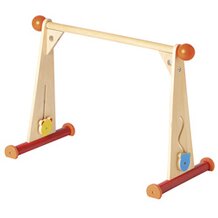 Le portique d'activit&eacute;s en bois Baby Fit & Fun de SIGIKID
