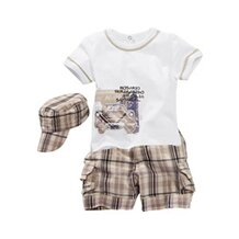 Set aus T-Shirt, Bermudas und Schirmm&uuml;tze von VERTBAUDET