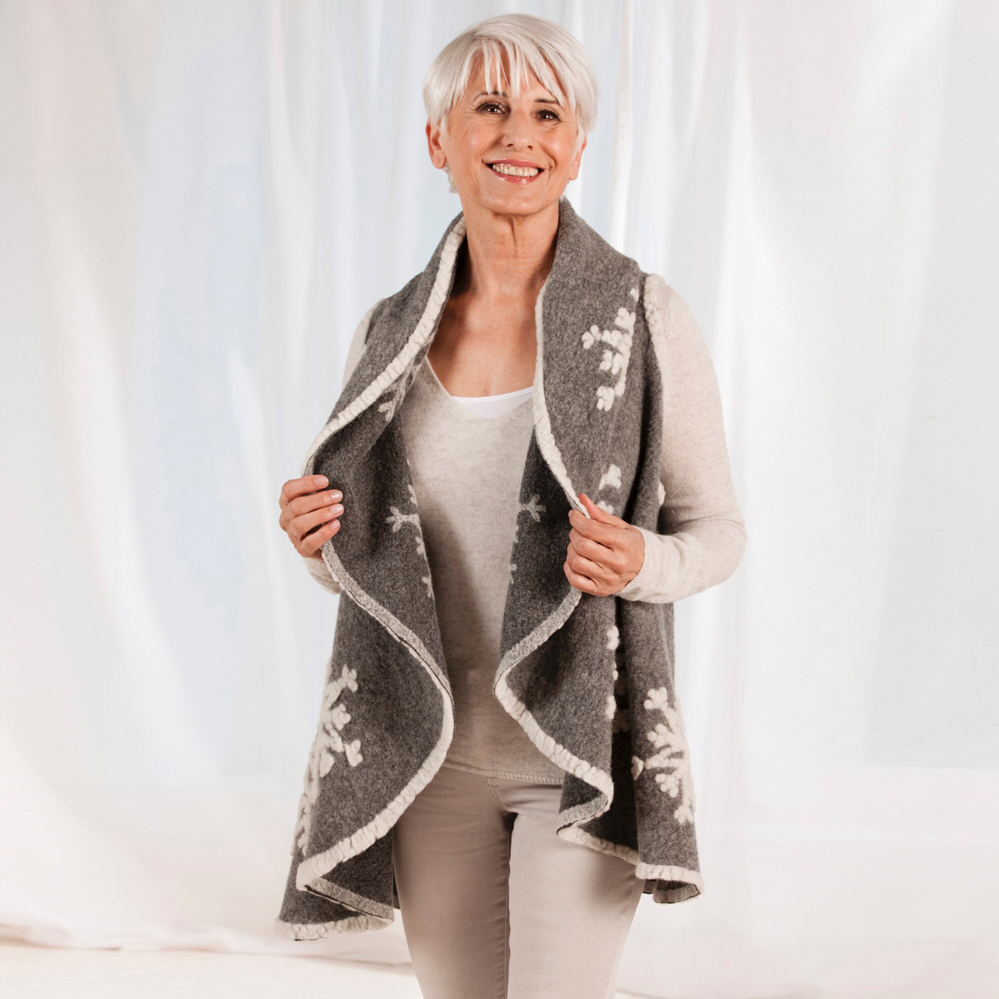 Poncho-cape en laine vierge