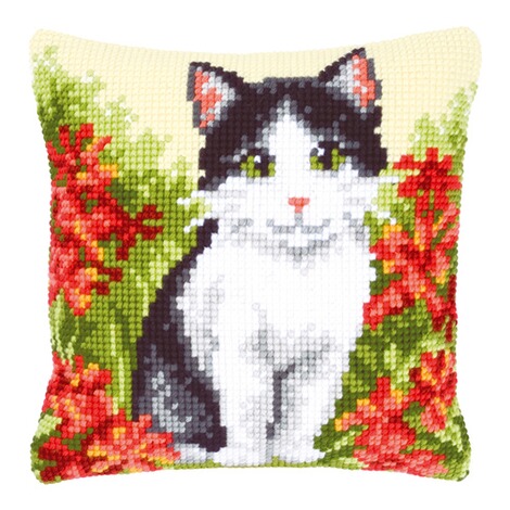 Coussin En Point De Croix Chat Dans Un Champ De Fleurs A Commander En Ligne Maison Confort